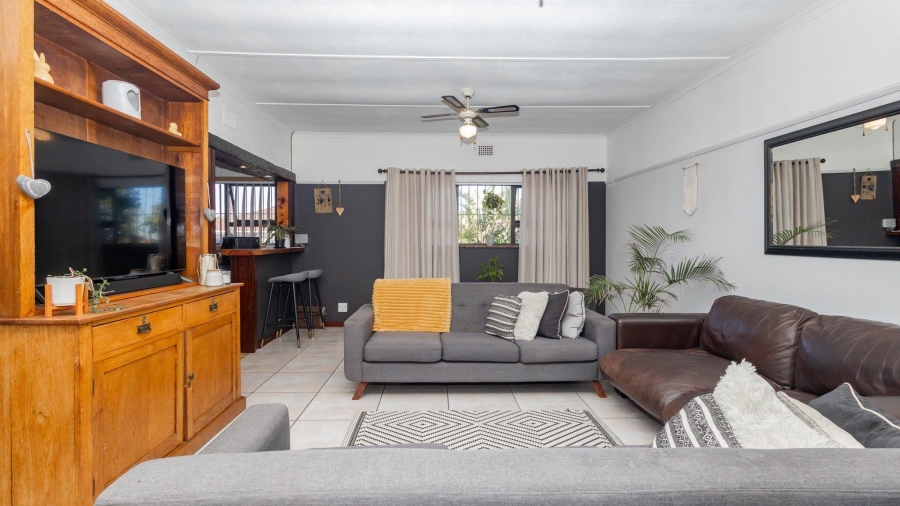 5 Bedroom Property for Sale in Avondale Western Cape